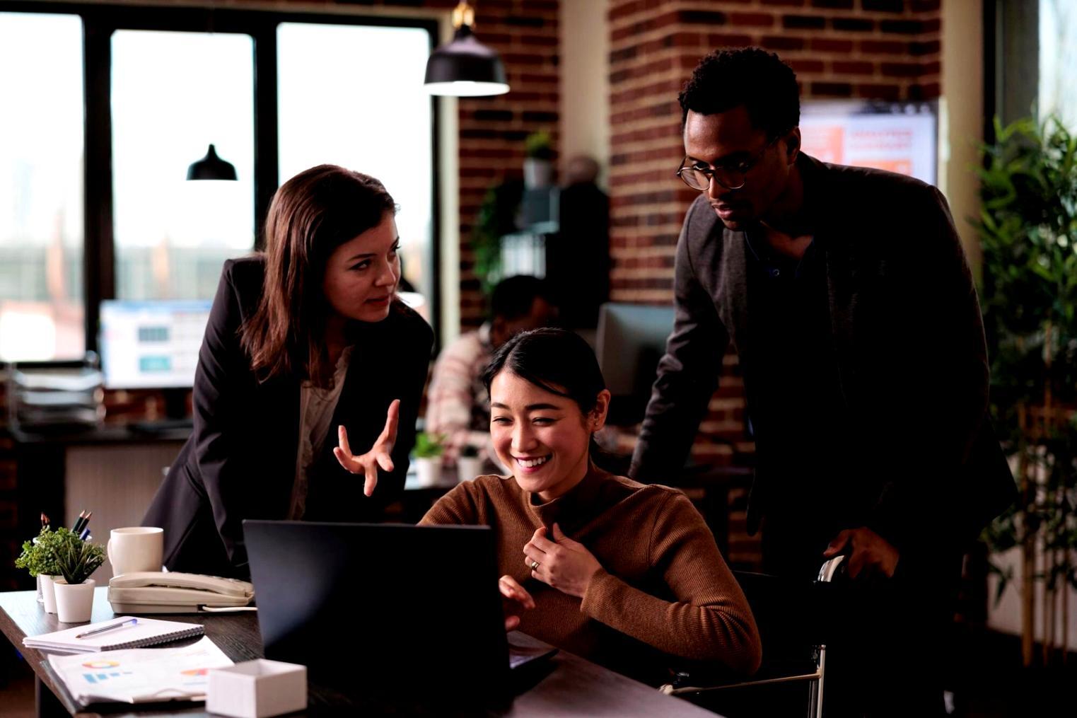Professionelle Geschäftsbesprechung mit Finanzberatern am Konferenztisch