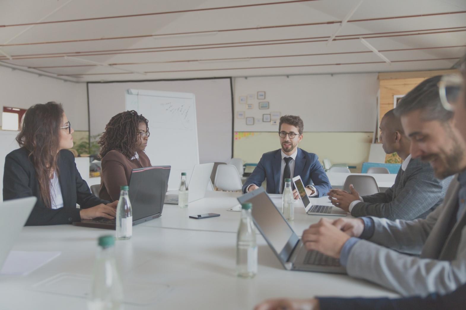 Moderner Arbeitsplatz für Fernstudium mit Laptop und Unterlagen